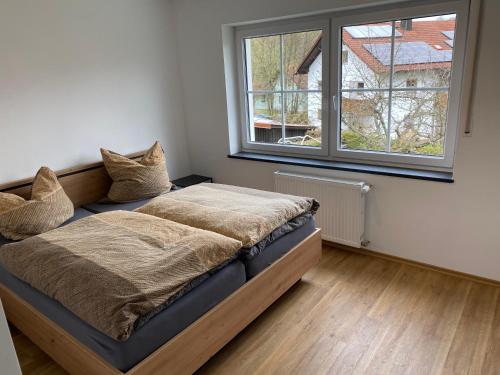 a bedroom with a bed and a window at Ferienwohnung unterm Äpflet in Furth im Wald
