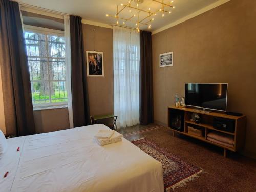 Capriccio Art Hotel — Photo of the whole room