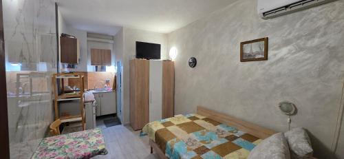 ein kleines Schlafzimmer mit Bett und Küche in der Unterkunft encanto in Plowdiw