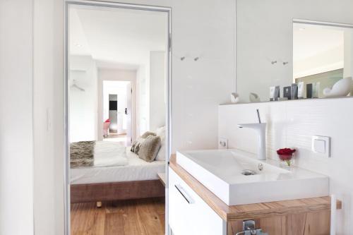 A bed or beds in a room at Lakeview Studio