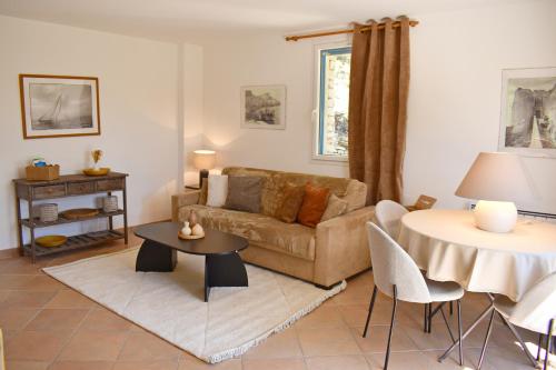 Casa Pozzu, 3 bedrooms, private beach, Bonifacio