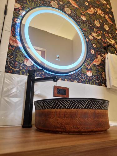 a mirror on a stand next to a wooden box at Hotel Casa Dharma in Popayan