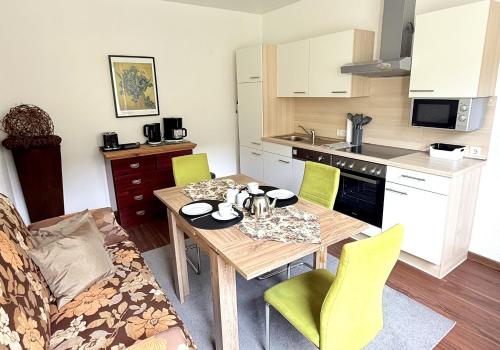 a living room with a table and a kitchen at Schöne Aussicht in Ediger-Eller