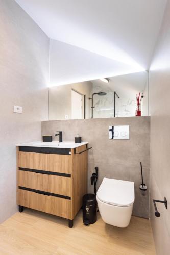 a bathroom with a toilet and a sink at Ocean Mark Holiday Parque Santiago 2 in Playa de las Americas