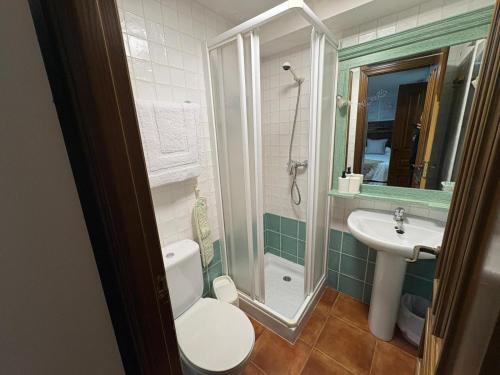 a bathroom with a toilet and a sink at Casa La Bienvenida con patio y aparcamiento - Apartamentos Aloha Toledo in Nambroca