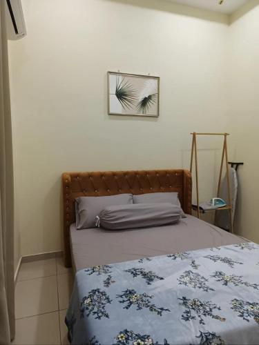 a bedroom with a bed and a picture on the wall at Dirindu homestay in Temerloh