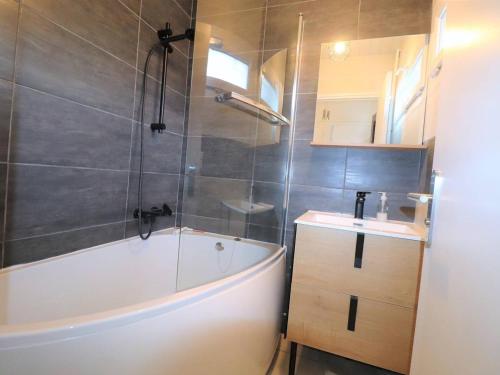Maison Méditerranéenne 60m² avec Patio et Parking Privé, à 5min de la Plage, 3 Pièces Confortables