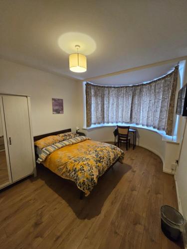 a bedroom with a bed and a window at Park 1 in London