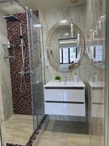 un bagno con lavandino e doccia con specchio di Avan House a Yerevan