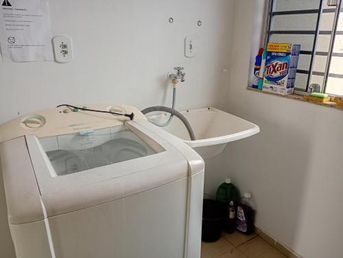 a hospital room with a sink and a tub at Hotel Pousada DV 360 in Dois Vizinhos
