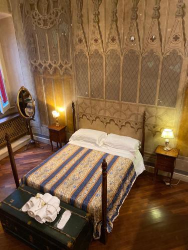 a bedroom with a bed and two tables with lamps at Residenze Gregoriane - Residenza d'Epoca in Tivoli