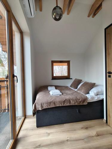 a bedroom with a bed and a window at Miejscówka Werlas in Werlas