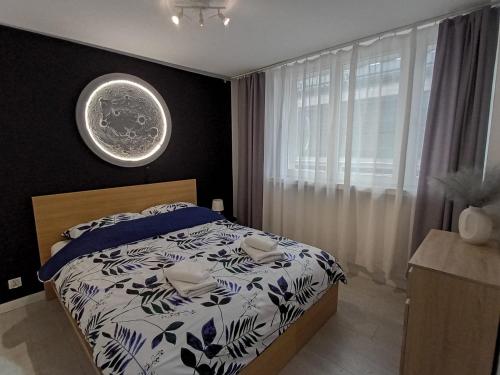 a bedroom with a bed and a large window at Apartament Superjednoska Spodek Centrum Nowoczesny Apartament Wifi in Katowice
