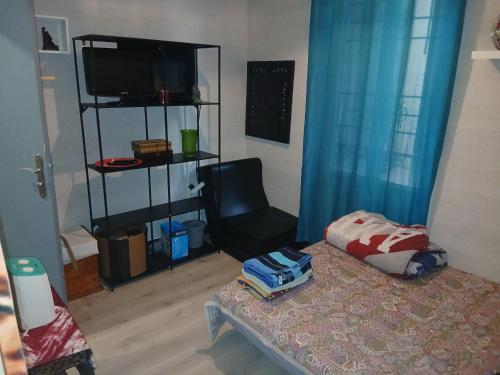 Studio Maryline de 18 m2 - Calme - Rez de chaussée sur patio Privé - Grand Canapé-Lit Clic Clac pour 2 personnes - Kitchenette - Salle de bain - 5 minutes du Métro Brochant de la ligne 13,Bus 54,74 et 31 vers sites touristiques