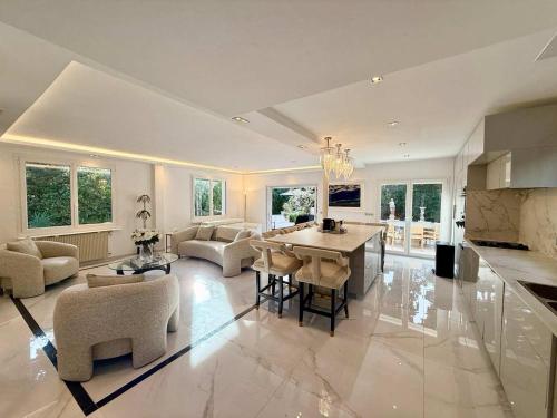 B077 Superbe villa avec piscine centre de Cannes