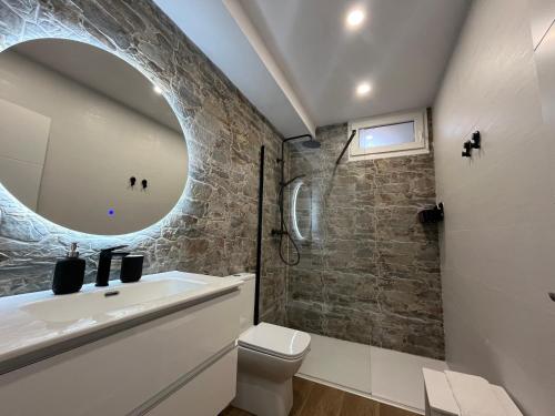a bathroom with a sink and a mirror at Apartamentos Villacarriedo in Villacarriedo