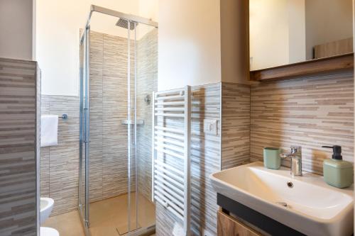 a bathroom with a sink and a shower at Colibrì in Milan