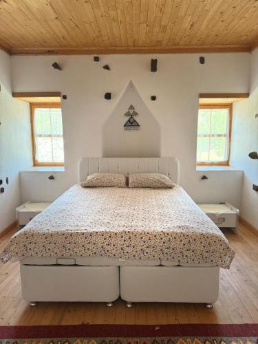 a bedroom with a large white bed in a room at Osmanil Konağı Sarıhacılar in Sarıhacılar