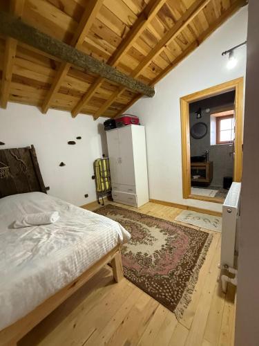 a bedroom with a bed and a wooden floor at Osmanil Konağı Sarıhacılar in Sarıhacılar