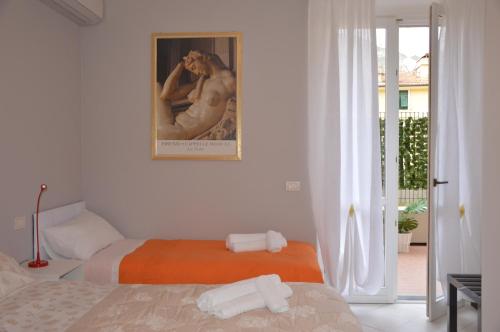 a bedroom with two beds and a picture on the wall at Mai senza Mare in Levanto