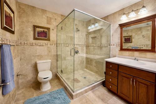 a bathroom with a shower and a toilet and a sink at Arroyos del Paraíso Residencial Suite A in Manuel F. Martínez
