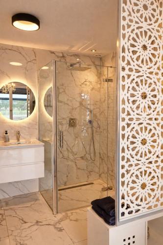 a bathroom with a shower and a sink at Amberdi Apartment Amsterdam Schiphol Airport in Hoofddorp