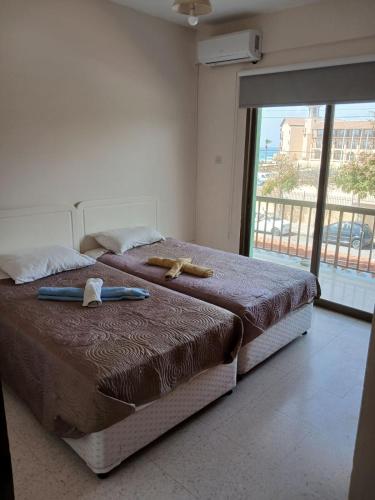 King Philips في Paphos: سرير كبير في غرفة بها نافذة كبيرة