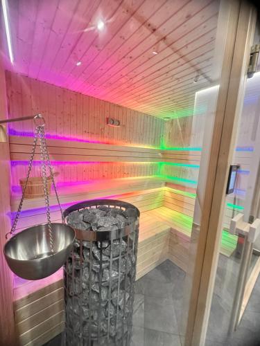 a colorful bathroom with a sink and a tub at Twoje Miejsce in Czarna Góra