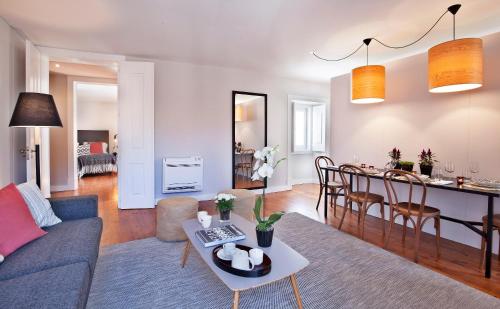 Lisbon Five Stars Apartments Combro 7 في لشبونة: غرفة معيشة مع أريكة وطاولة