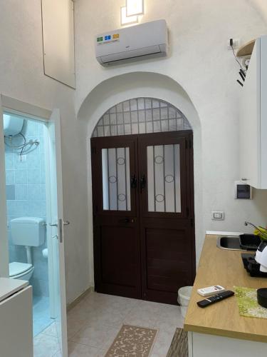 a kitchen with a brown door and a sink at Little house in Vasto