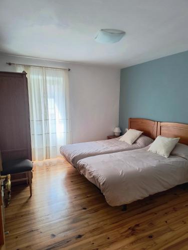 a bedroom with two beds and a window at Hostal Betelu in Betelu