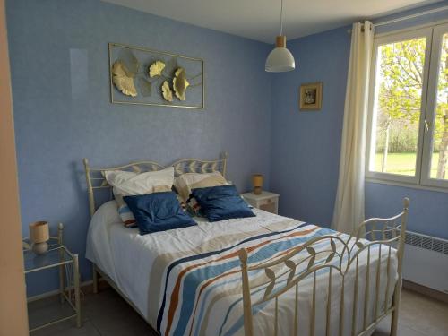 a blue bedroom with a bed with blue walls at Le Chalet de Pratviel - proche Albi in Puygouzon-et-Montsalvy