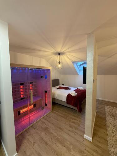 ein Schlafzimmer mit einem Bett und einer großen Glaswand in der Unterkunft Valina in Kozinšćak