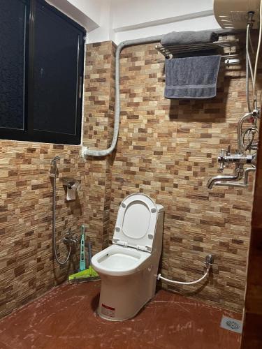 a bathroom with a toilet in a room at Mughal Empire Hotel Pvt ltd in Pātan