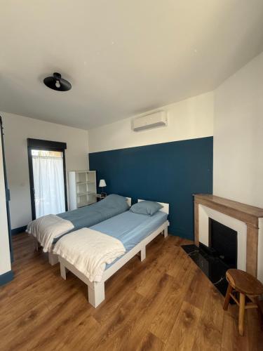 เตียงในห้องที่ Gîte entier ou chambres dans parc clos avec piscine