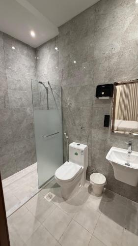 a bathroom with a toilet and a sink at شقه ثلاث غرف بحي المروه in Jeddah