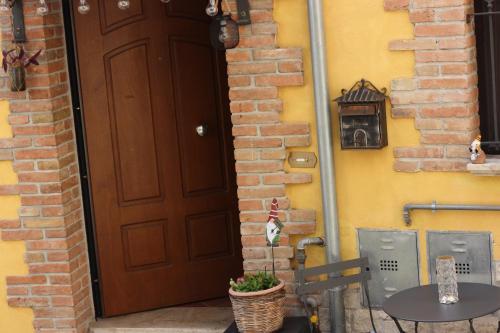 a brown door on a brick wall with a table at Dimora San Mercurio 100 in Campobasso