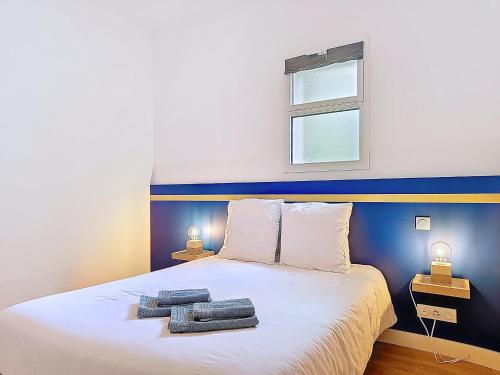 a bedroom with a bed with towels on it at Appartement Le Porto in Cholet