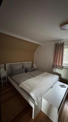 a bedroom with a large bed and a window at Cottage - Kleine alte Villa am See in Bestensee