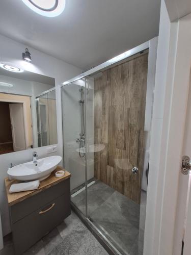 a bathroom with a shower and a sink and a toilet at Modern Art Kredytowa-Dzieci do lat 7 nie płacą! in Warsaw