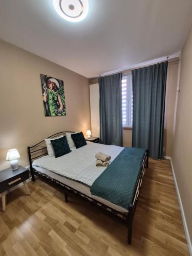 a bedroom with a large bed with blue pillows at Modern Art Kredytowa-Dzieci do lat 7 nie płacą! in Warsaw