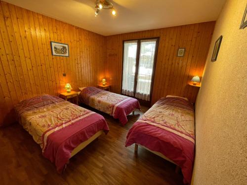 Llit o llits en una habitació de le -charvin