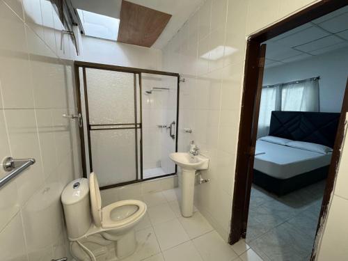 a bathroom with a toilet and a shower and a sink at HOTEL ASL HOME CALI NORTE - Hospedaje AV 6A NORTE in Cali