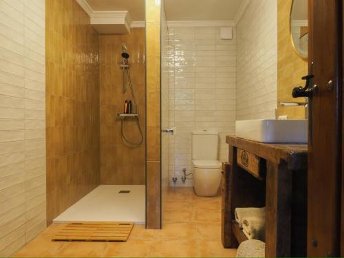 ein Badezimmer mit Dusche, Waschbecken und Toilette in der Unterkunft Marimonta in Cómpeta