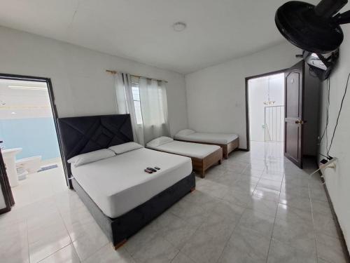 a living room with a couch and a table at HOTEL ASL HOME CALI NORTE - Hospedaje AV 6A NORTE in Cali