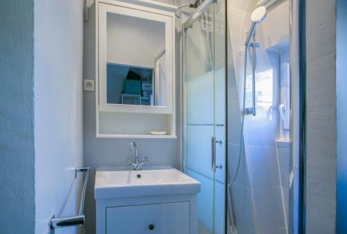 AIR CONDITIONER Ternes 1 Bedroom