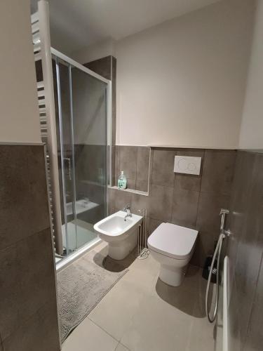 a bathroom with a toilet and a shower and a sink at Casa Muce in Novi Ligure