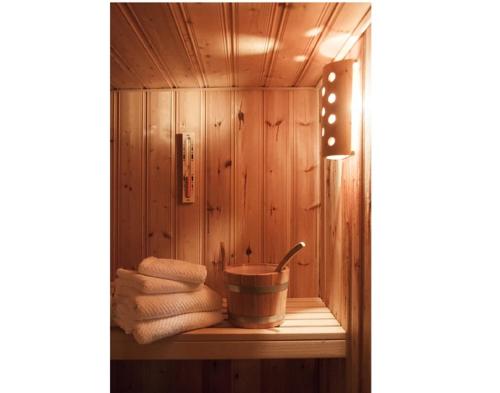 a sauna with towels and a bucket on a shelf at Haus "Am Mühlheimer Berg" in Mörnsheim