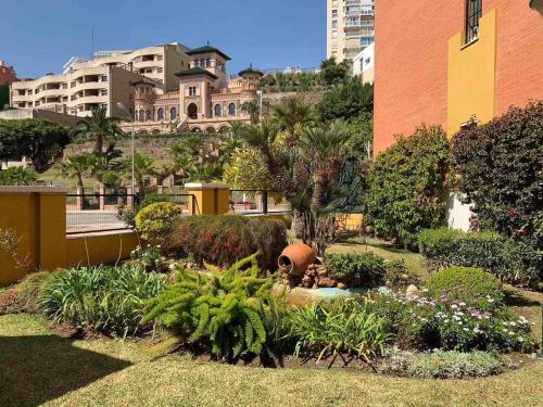 Bajo junto a la playa con jardín privado