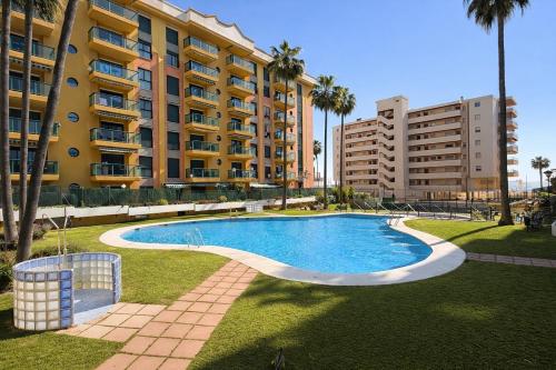 Bajo junto a la playa con jardín privado
